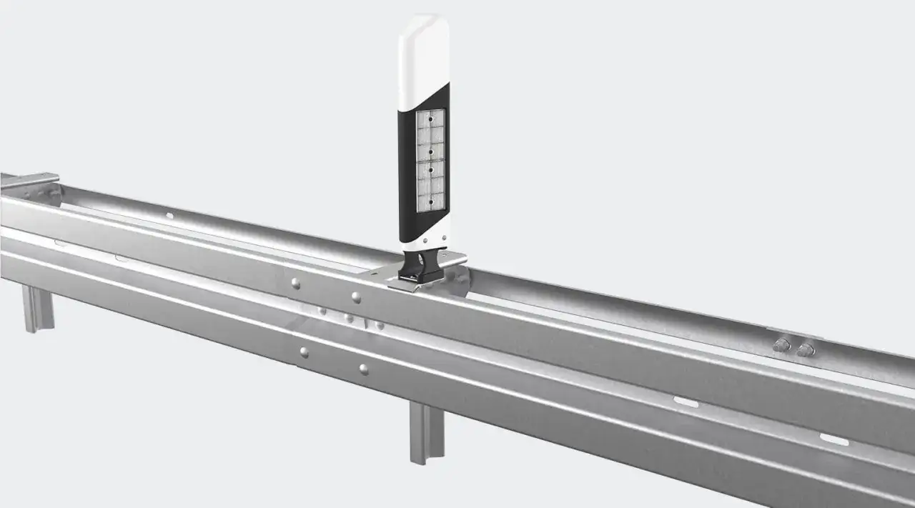 Moderne Leitplanken mit integrierter Beleuchtung, die f&uuml;r mehr Sicherheit sorgen.