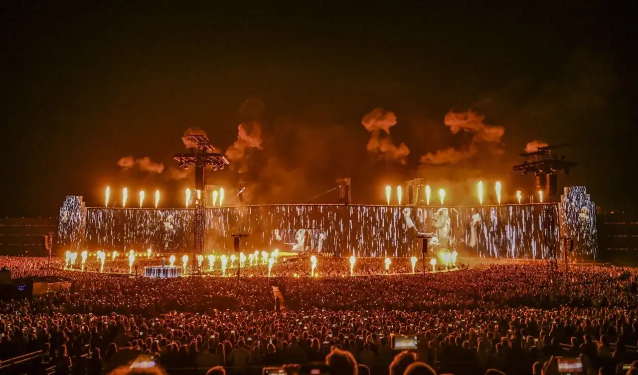 Niesamowity **Adele koncert** na żywo. Tysiące fanów, płomienie i ogromny ekran z wizerunkiem artystki.