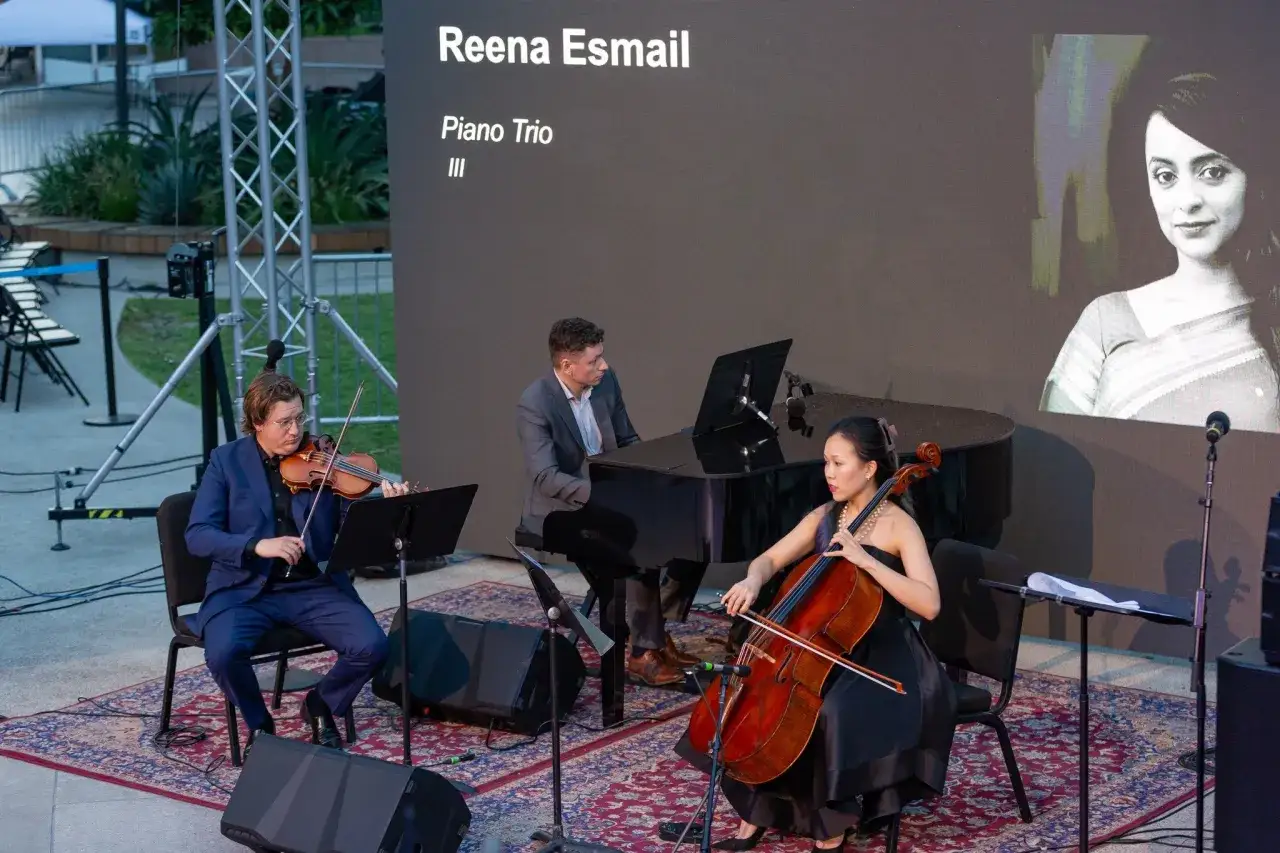 Trio fortepianowe wykonuje preludium. Na ekranie nazwisko Reena Esmail.