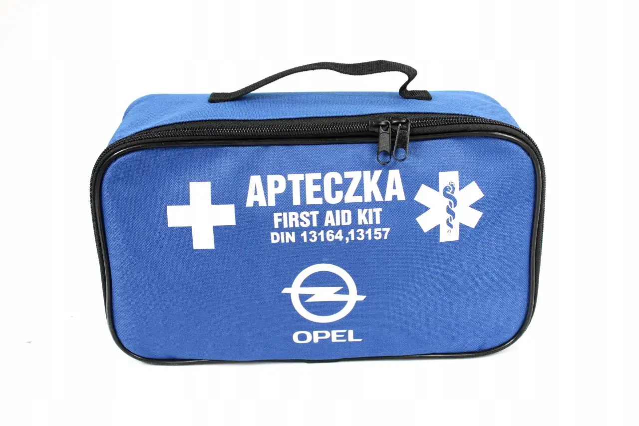 Niebieska apteczka pierwszej pomocy Opel. W środku znajdziemy wszystko, co potrzebne do udzielenia pomocy w nagłych wypadkach.