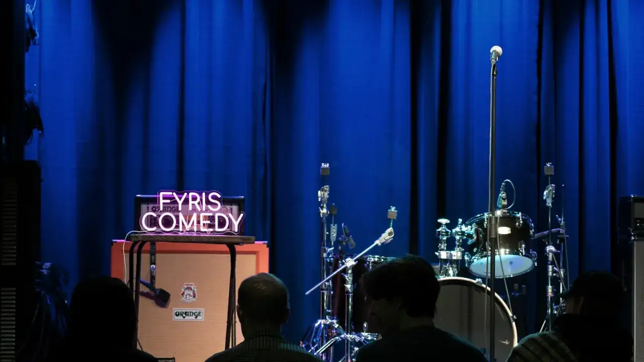 Scen för stand up Uppsala med neonljus som lyser