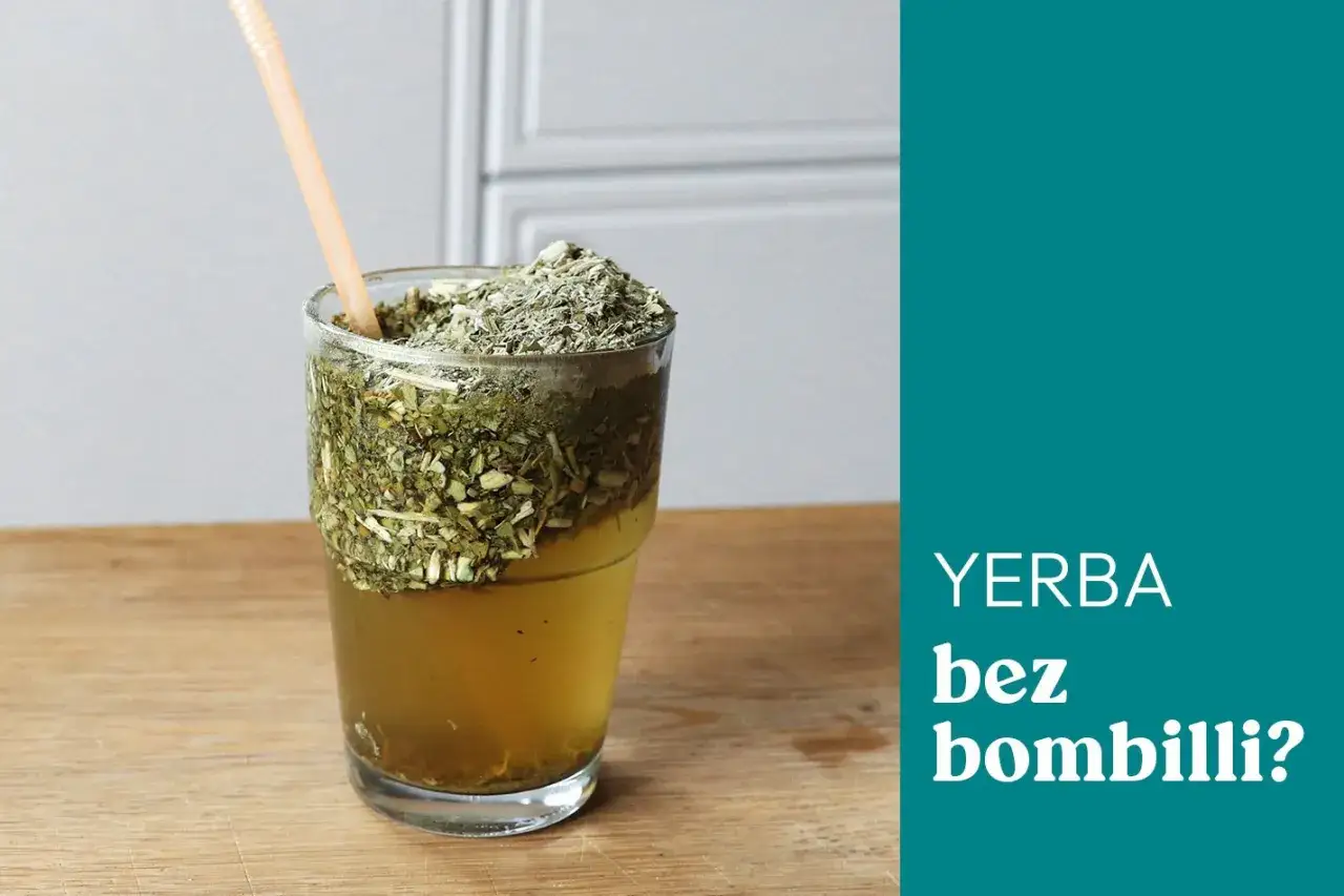 Szklanka z yerba mate na zimno, z dużą ilością suszu i słomką. Czy yerba bez bombilli jest możliwa?