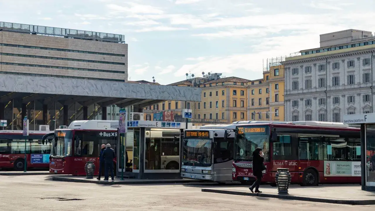 Bus station à Rome, avec des bus ATAC indiquant 