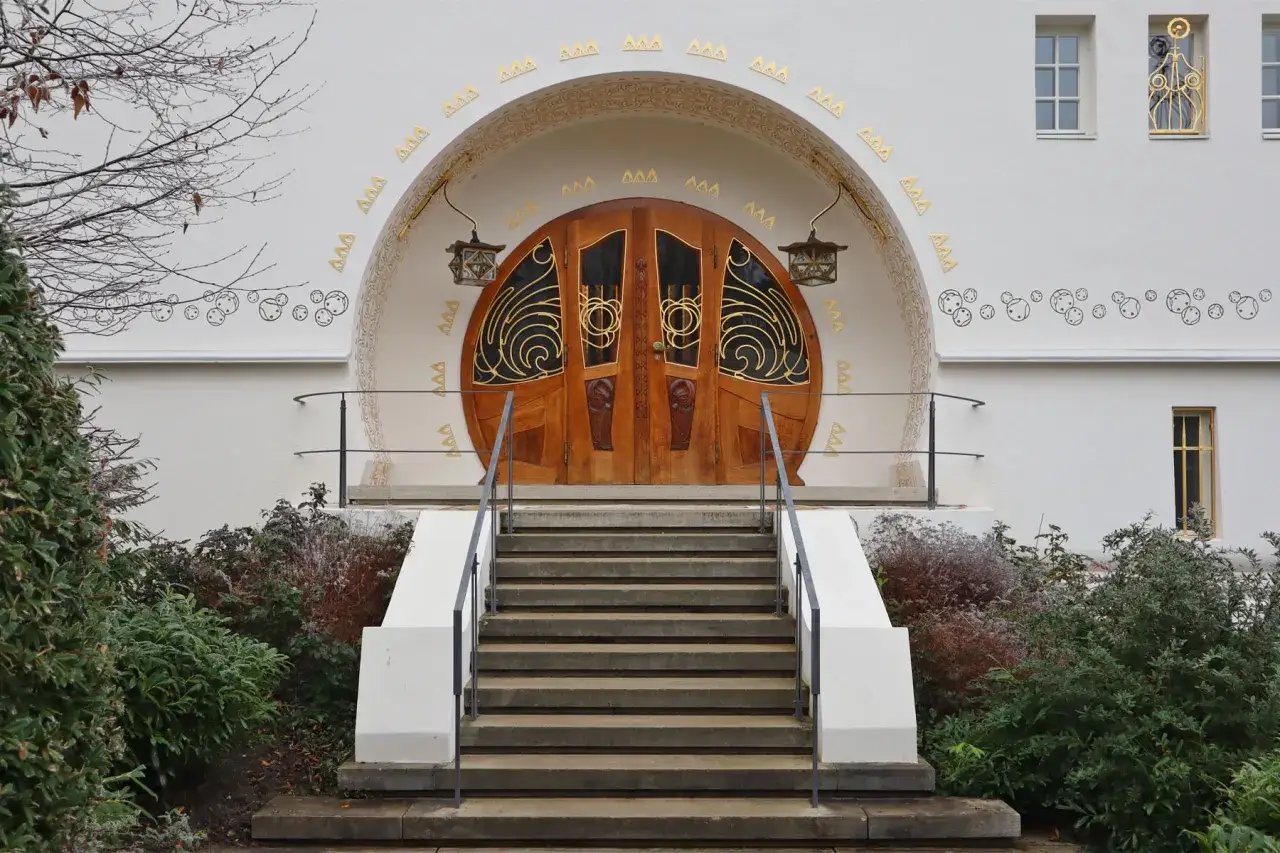 Einzigartige Jugendstil-T&uuml;r in Darmstadt, ein echter Geheimtipp. Goldene Ornamente und geschwungene Linien zieren das Portal.