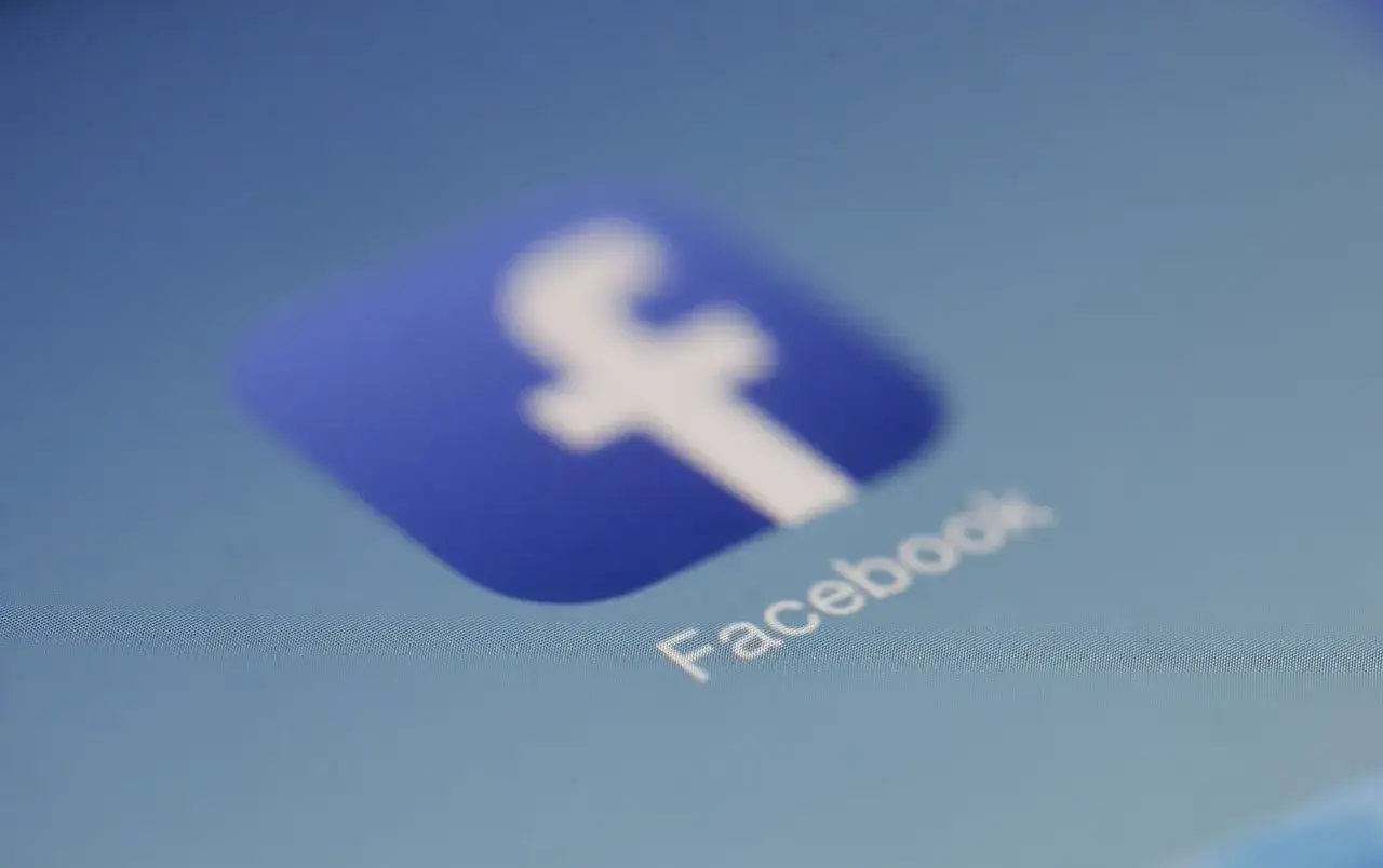 Ikona Facebooka na ekranie. Chcesz wiedzieć, jak sprawdzić, kto Cię obserwuje na FB?