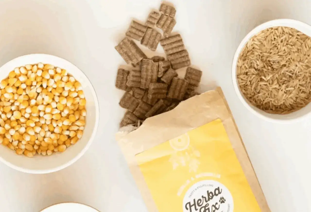 Pienso prensado en frío de Herba Fix, junto a maíz y arroz. Ingredientes naturales para tu mascota.