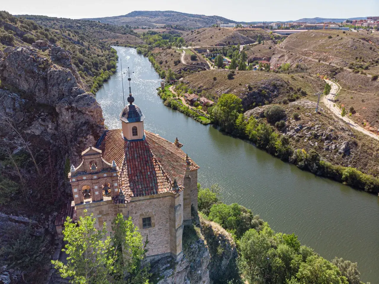Ermita de San Saturio, un lugar imprescindible **q ver en Soria**, junto al río Duero y rodeada de naturaleza.