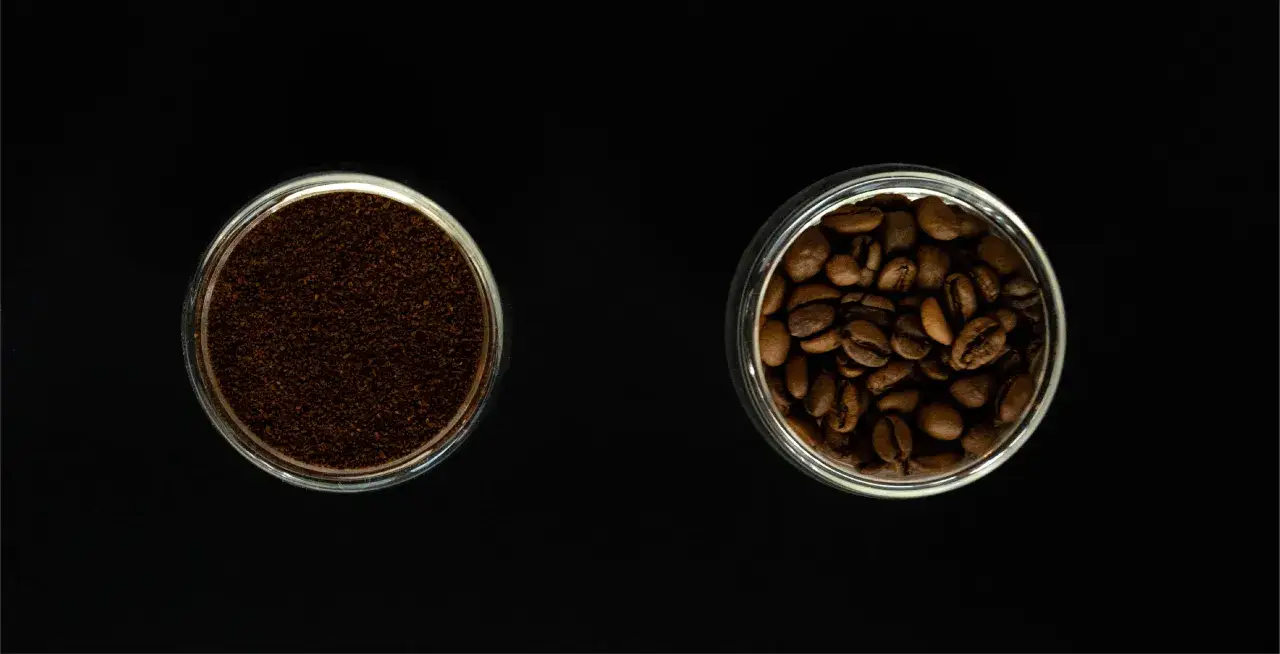 Två glas med kaffe, ett med hela bönor och ett med malet kaffe. Frågan är, kan kaffe bli gammalt?