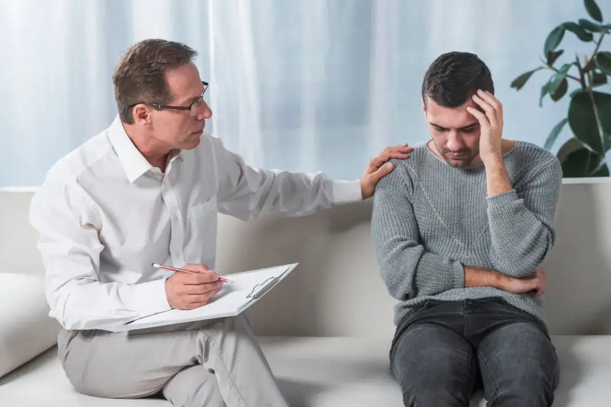 Psycholog wspiera mężczyznę w trudnych chwilach, pokazując, od czego jest psycholog – od pomocy i zrozumienia.