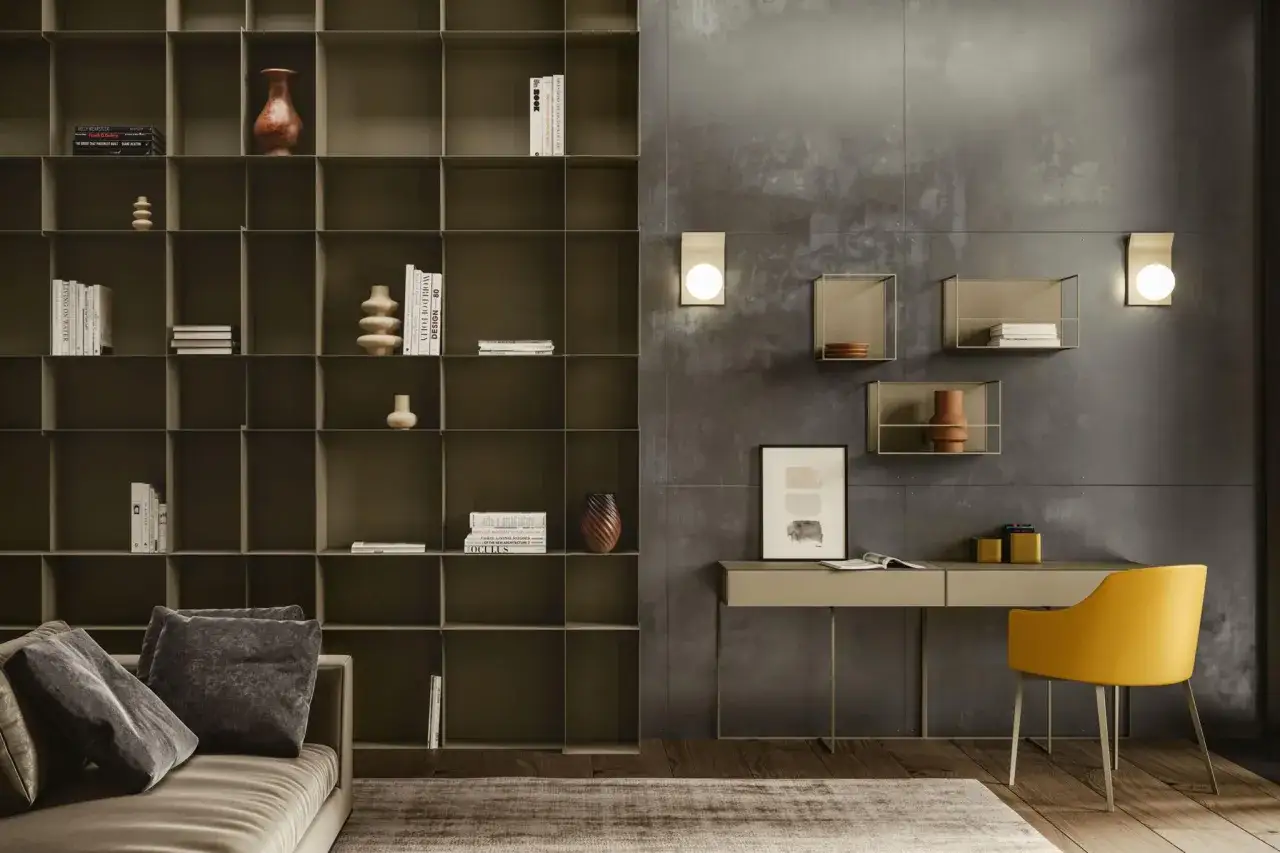 Moderne arbeitsecke im wohnzimmer mit schickem Schreibtisch, gelbem Stuhl und Wandregalen. Bücherregal voller Deko und Bücher.