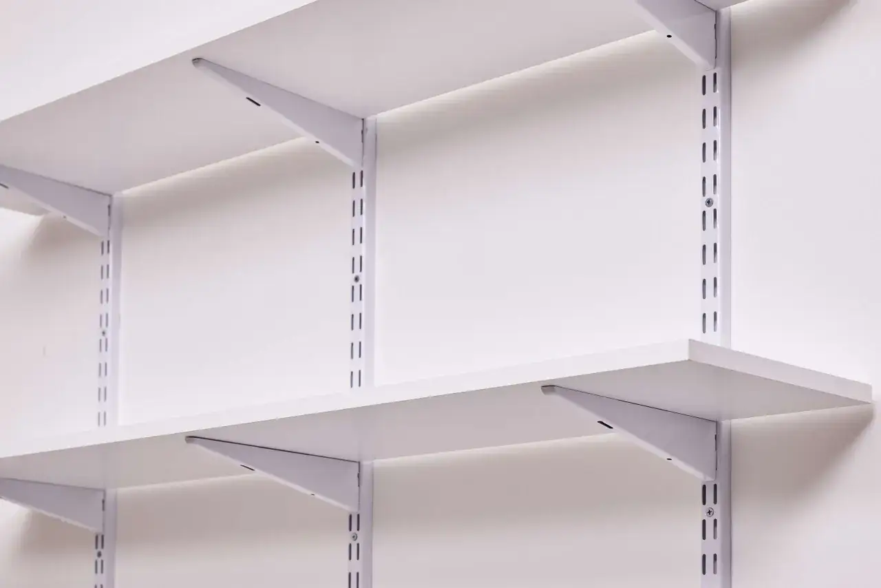 Système d'étagères murales blanches, idéal pour fixer etagere mur. Les supports discrets s'intègrent parfaitement à tout décor.