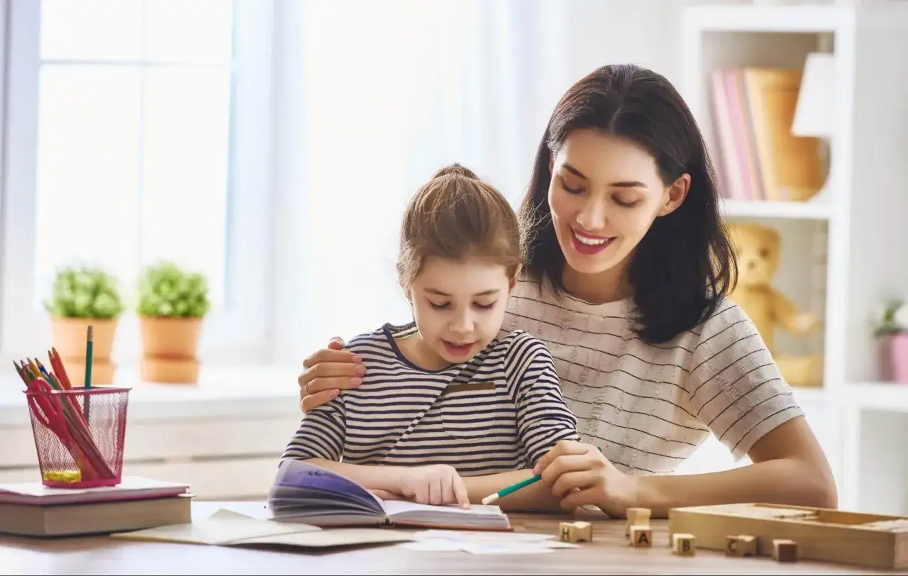Mama wspiera córkę w nauce angielskiego. Radość z postępów w samodzielnej nauce angielskiego dla dzieci.