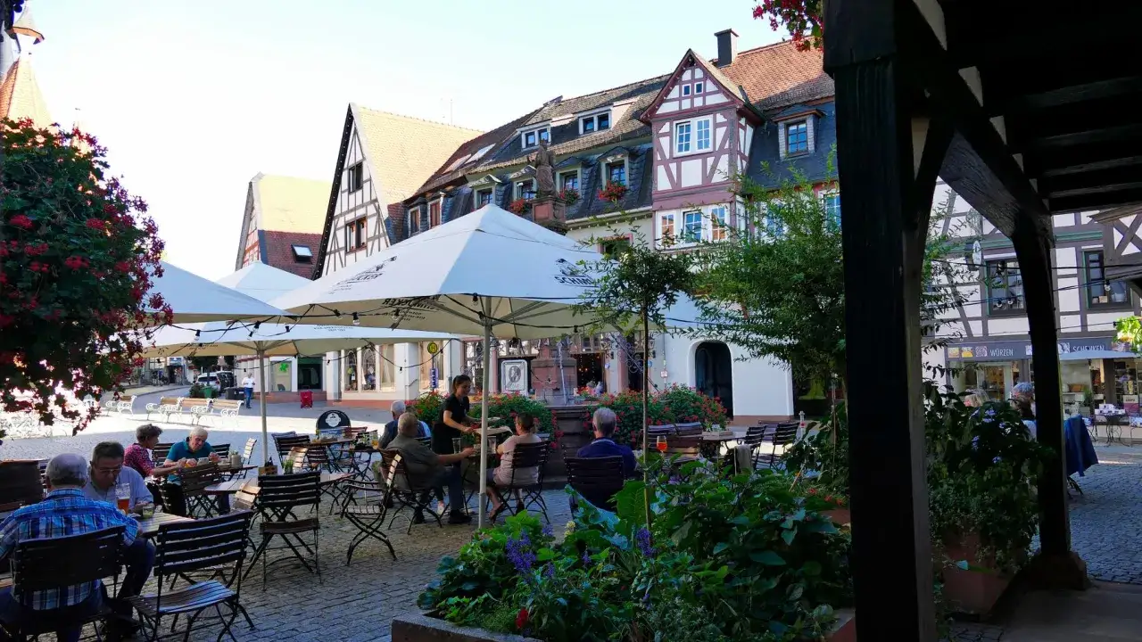 Fr&auml;nkischer Biergarten mit Fachwerkh&auml;usern