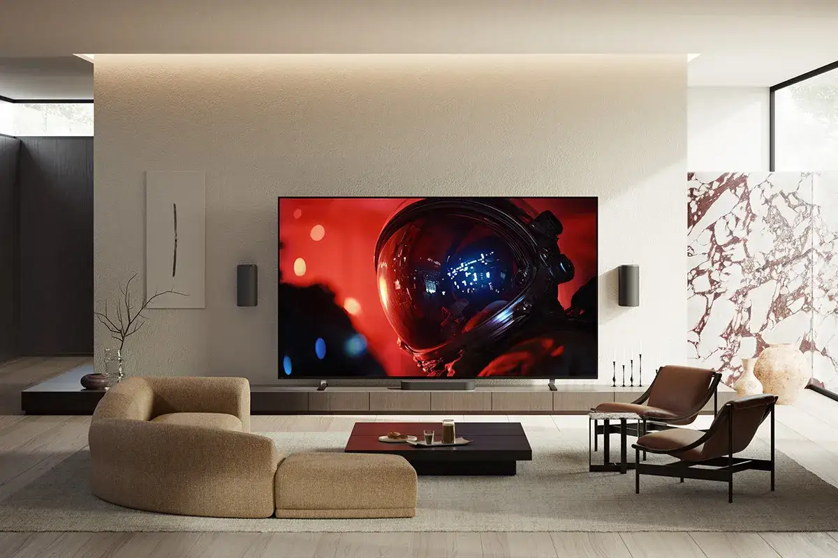 Nowoczesny salon z telewizorem Sony Bravia 9 wyświetlającym astronautę w hełmie.