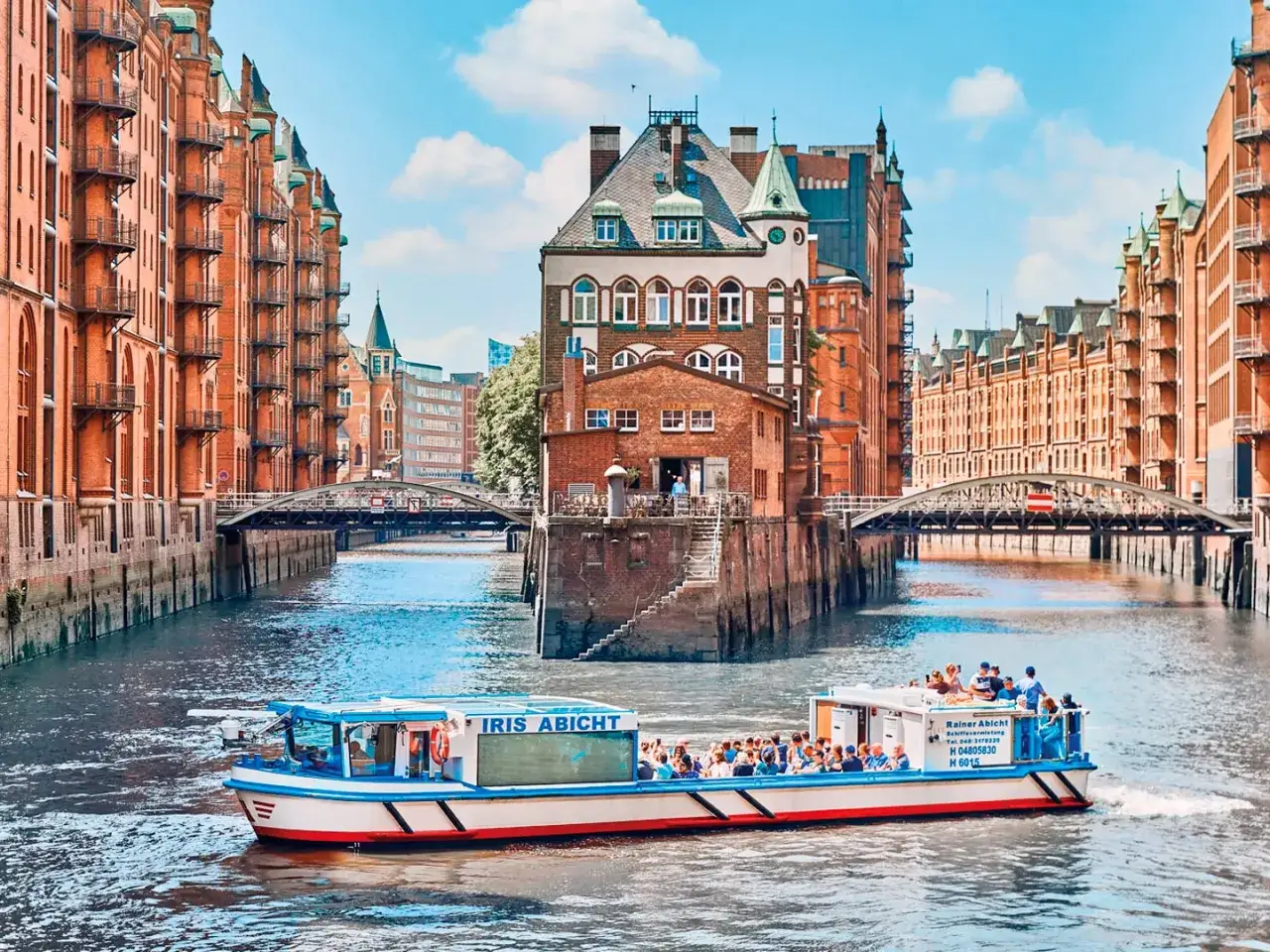 Eine Hafenrundfahrt in Hamburg durch den Speicherstadtkanal mit der 