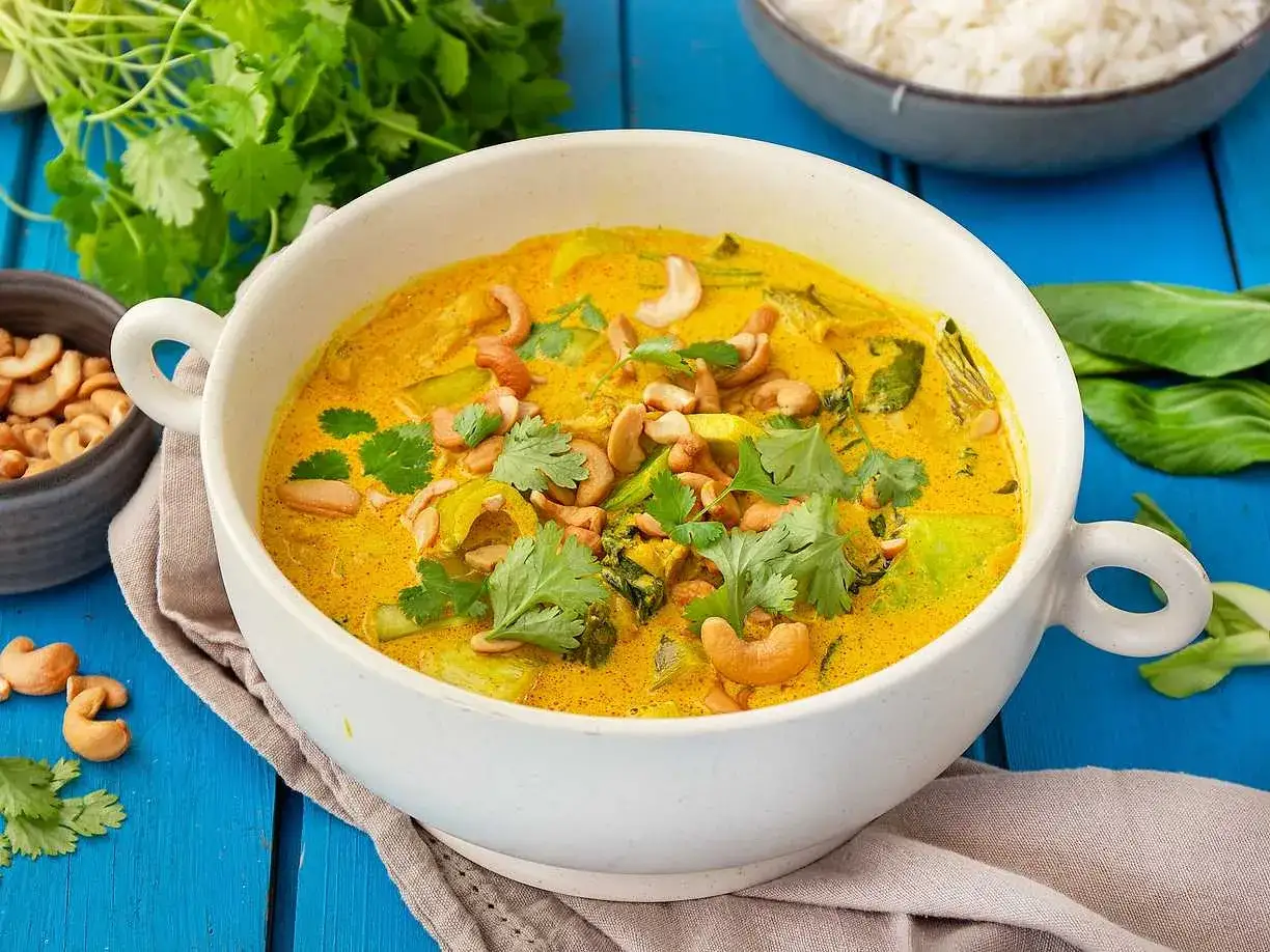 En krämig kycklinggryta med cashewnötter och koriander. Ett enkelt kyckling recept som passar perfekt till ris.