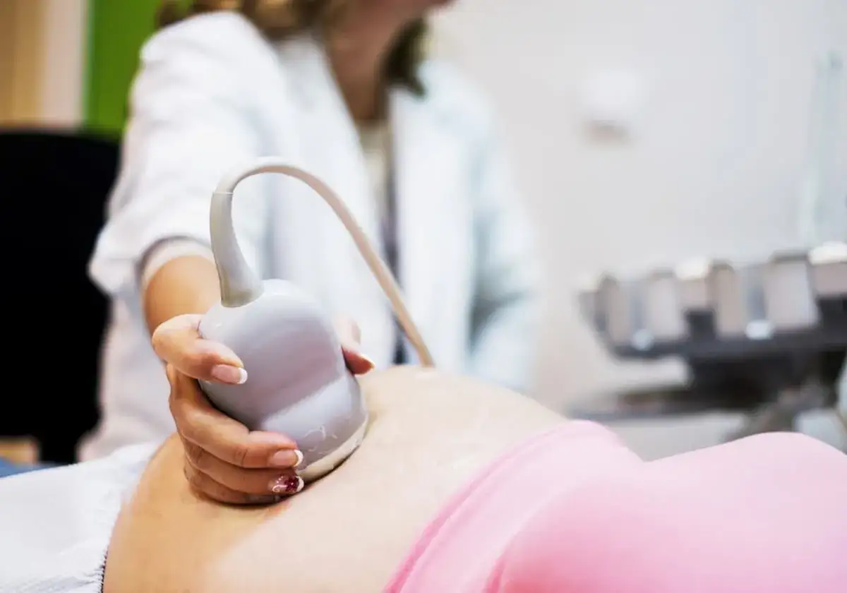 En läkare utför ultraljud på en gravid mage. Drömmen om att bli gravid efter 40 blir verklighet.