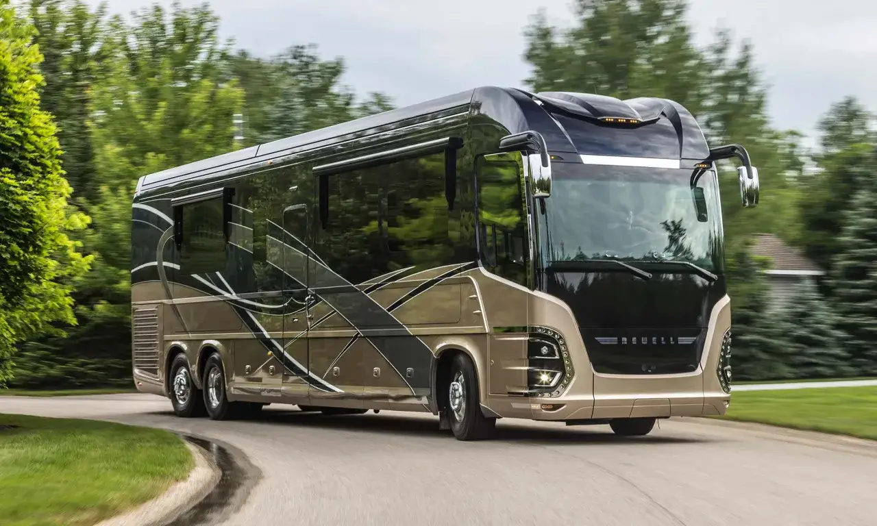 Un luxueux camping-car de 9m, aux lignes modernes et élégantes, file sur une route bordée d'arbres.