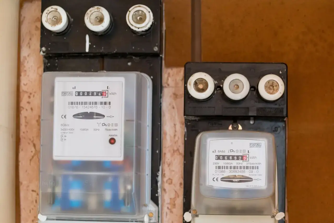 Dwa liczniki energii elektrycznej, jeden z nich pokazuje 0002947 kWh, a drugi 0068922 kWh.