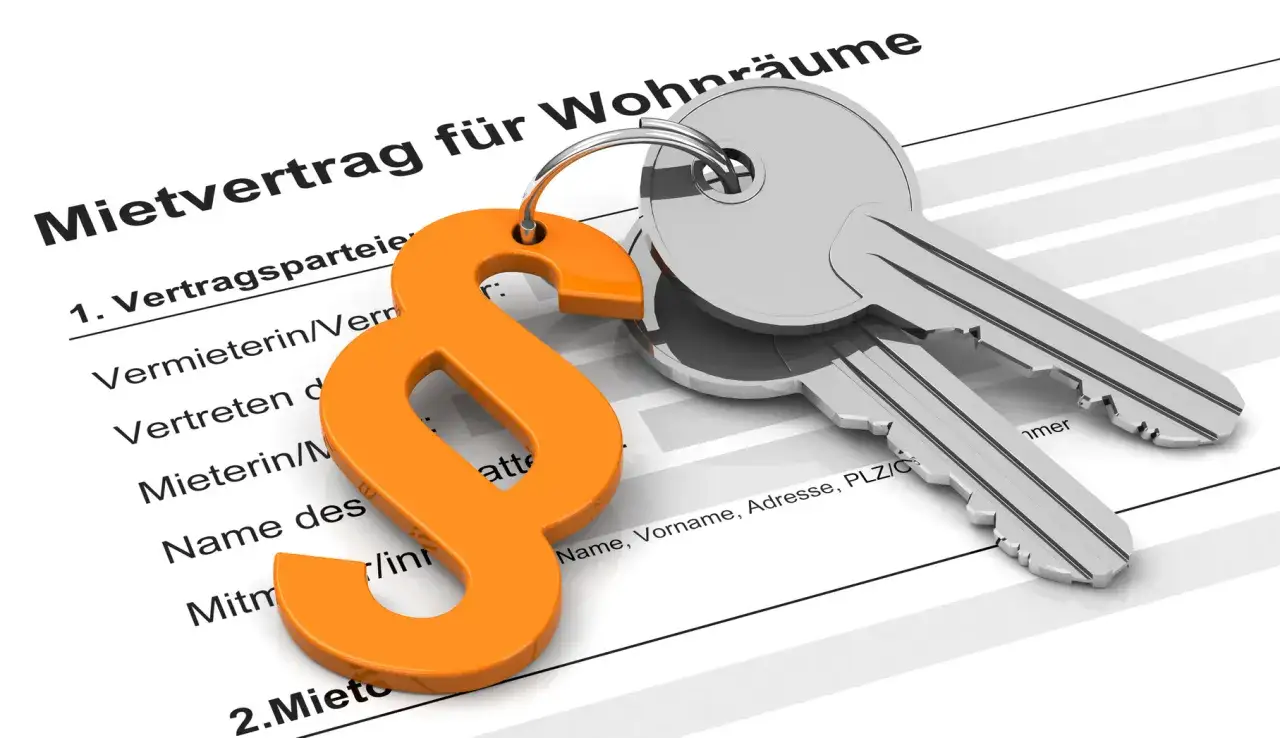 Schl&uuml;ssel und Paragraphenzeichen auf Mietvertrag. Das Symbol steht f&uuml;r das Hausrecht nach BGB.