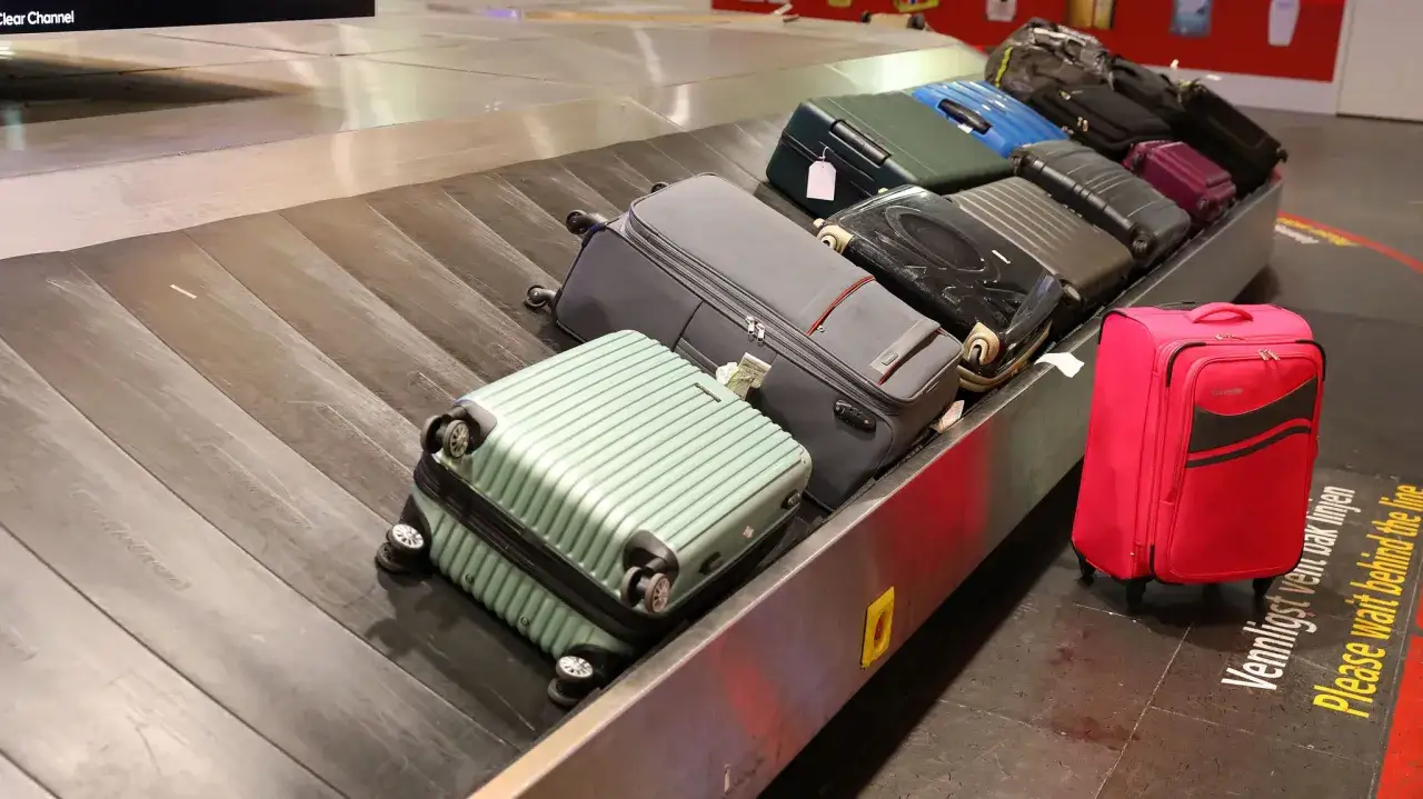 Koffer verloren? Auf dem Gep&auml;ckband am Flughafen warten viele Koffer. Hoffentlich ist deiner dabei!