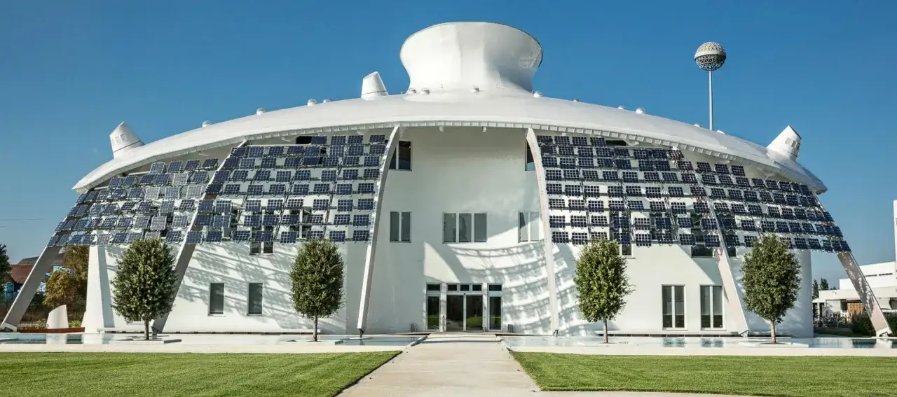 Edificio futuristico con pannelli solari, simbolo di innovazione e sostenibilit&agrave;. Il Kerakoll Green Lab, un esempio di architettura eco-compatibile.