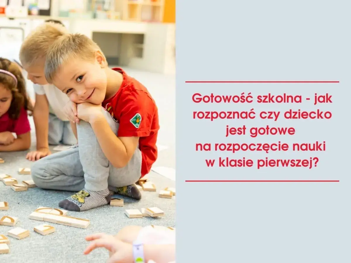 Uśmiechnięty chłopiec w czerwonej koszulce, otoczony klockami. Czy wiesz, od ilu lat dziecko może samo chodzić po mieście, zanim pójdzie do szkoły?