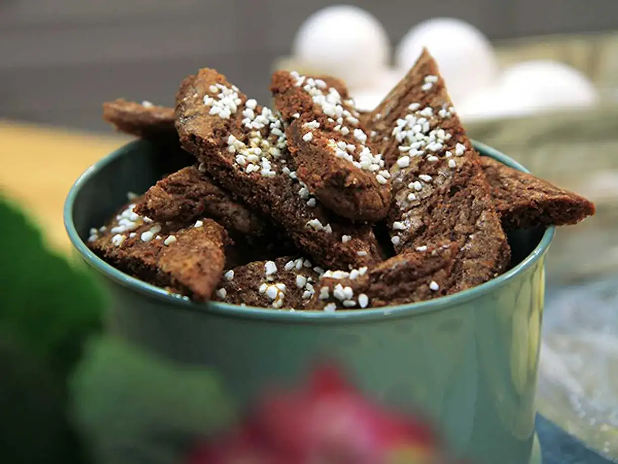 Chokladsnittar recept: M&ouml;rka, trekantiga sm&aring;kakor med p&auml;rlsocker i en gr&ouml;n sk&aring;l. Perfekt till fikat!