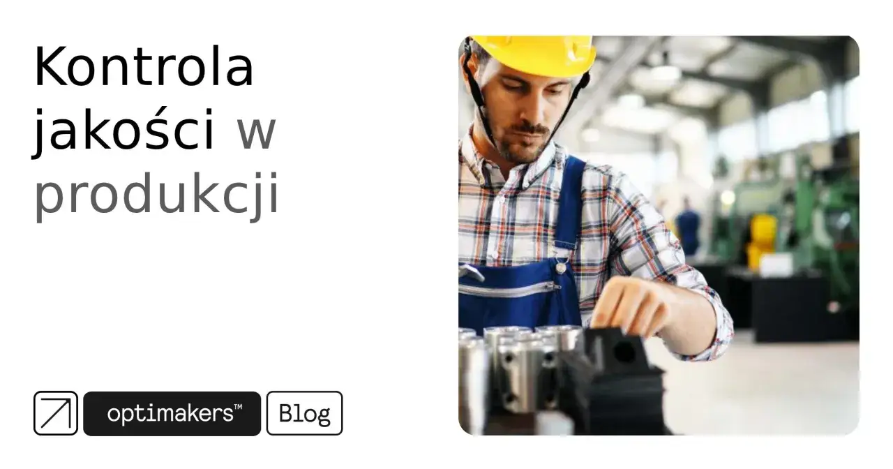 Pracownik w ż&oacute;łtym kasku i niebieskim kombinezonie wykonuje kontrolę jakości element&oacute;w metalowych w hali produkcyjnej.