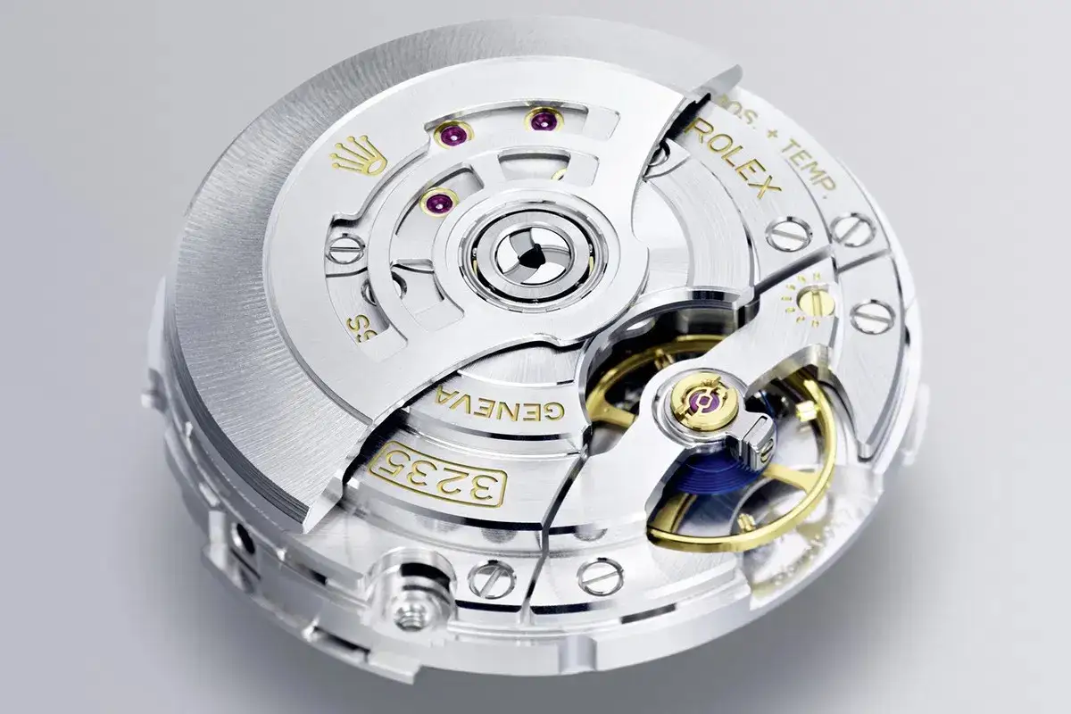 Meccanismo di orologio Rolex con rubini, ingranaggi dorati e finiture di alta precisione.