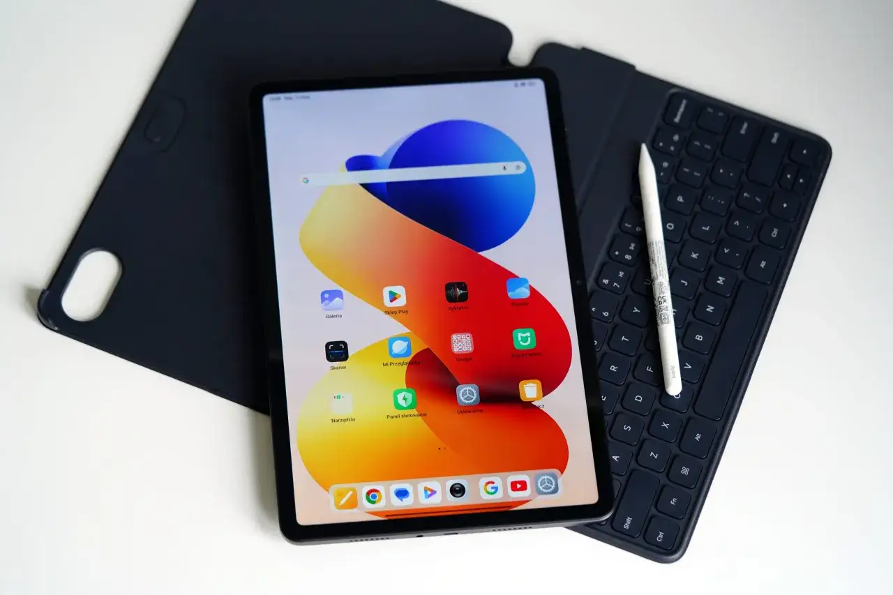 Tablet z rysikiem i klawiaturą, gotowy do pracy. Sprawdź nasz tablet ranking, by wybrać najlepszy model dla siebie.