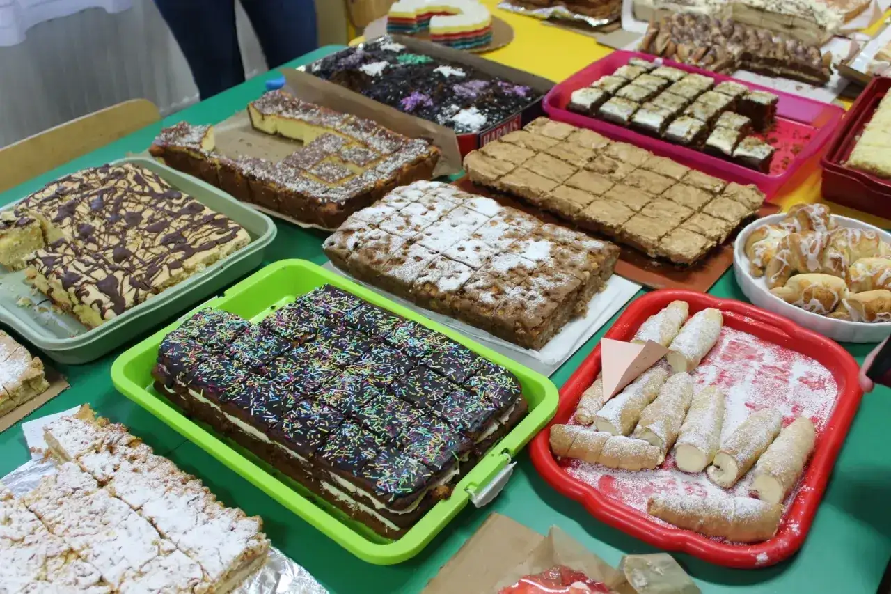 Na kiermasz szkolny można zrobić pyszne ciasta: czekoladowe z posypką, sernik, brownie, a nawet rogaliki.
