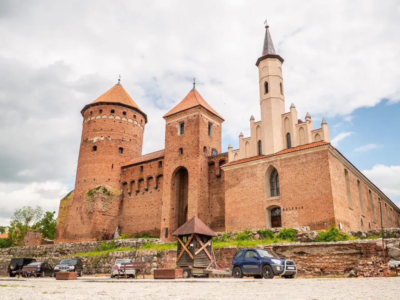 Zamek Krzyżacki w Giżycku, jedna z głównych atrakcji miasta, z charakterystycznymi wieżami i ceglaną architekturą.