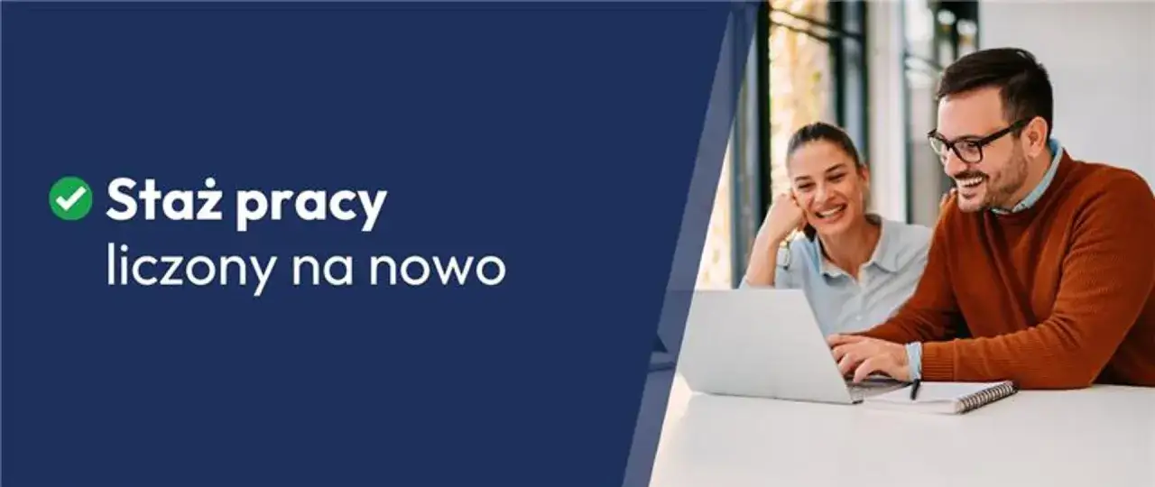 Para dowiedzieć się, czy umowa zlecenie wlicza się do stażu pracy, warto sprawdzić aktualne przepisy. Na zdjęciu uśmiechnięci ludzie pracują przy laptopie.