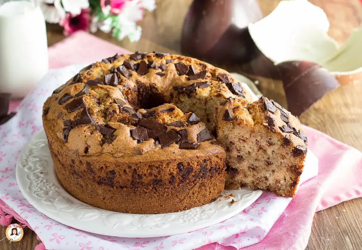 Ciambellone soffice con gocce di cioccolato, perfetto per la Pasqua. Accanto, uova di Pasqua al cioccolato.