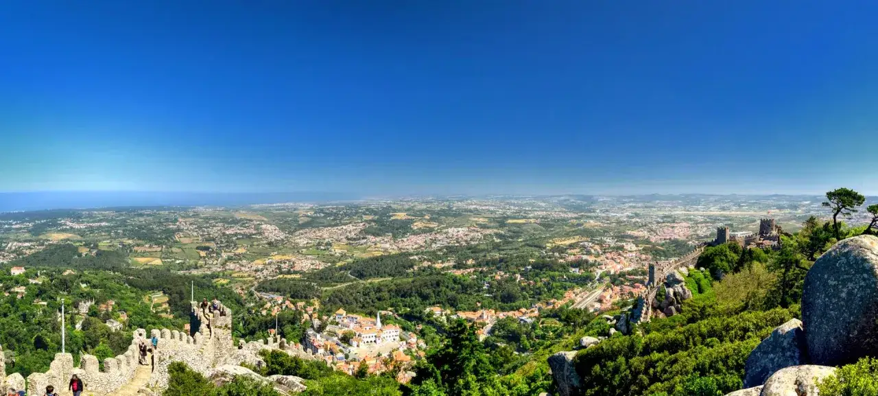 Widok na zamek Maur&oacute;w i miasto Sintra, oferujący wspaniałe atrakcje turystyczne.