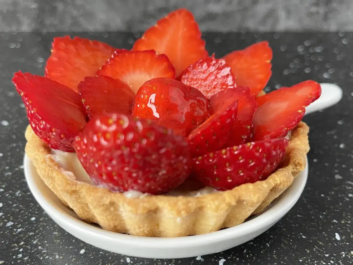 D&eacute;licieuse tartelette fraise garnie de fruits rouges frais et d'une cr&egrave;me onctueuse. Un vrai r&eacute;gal pour les yeux et les papilles.