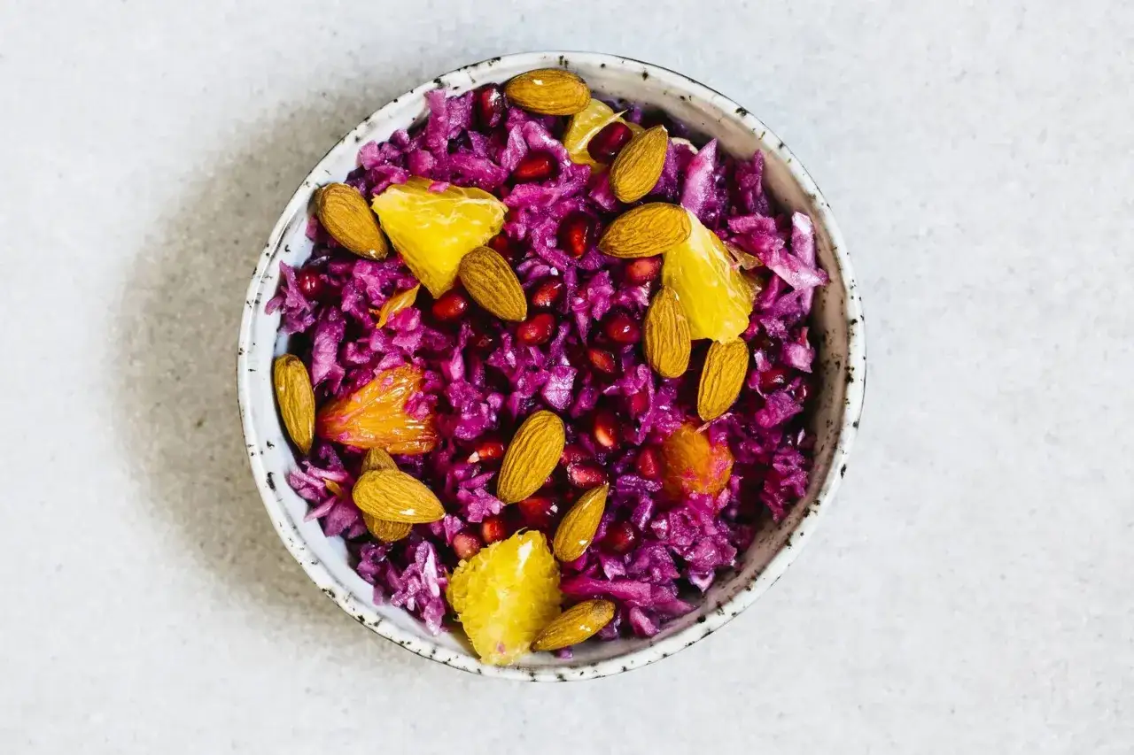 Deliciosa lombarda de Navidad con naranja, granada y almendras. Un festín de colores y sabores para la mesa.