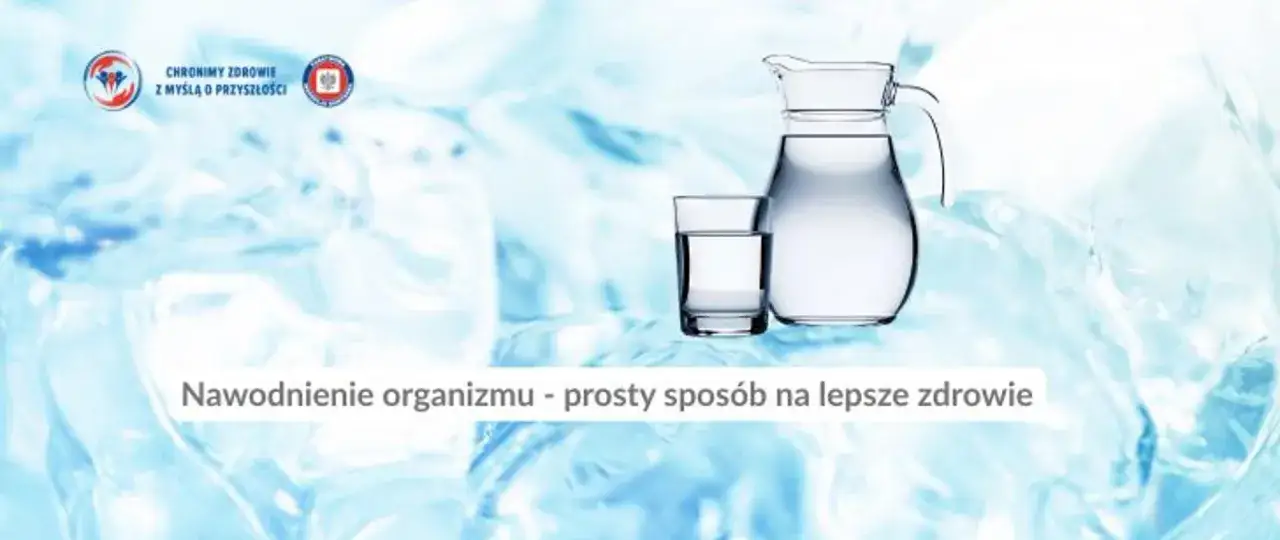 Szklanka i dzbanek wody. Pij wodę, by wspierać nerki i nawadniać organizm. To prosty sposób na lepsze zdrowie.
