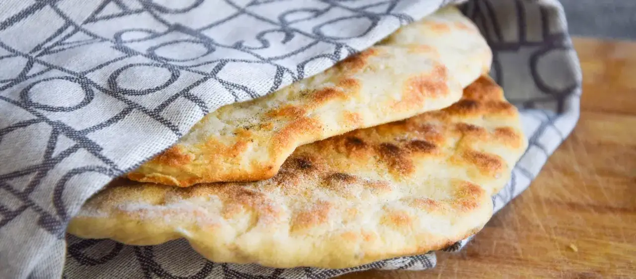 domowy chlebek naan na patelni