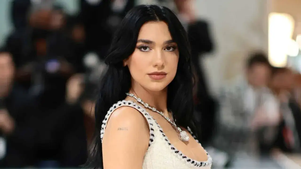 Dua Lipa, której pochodzenie jest albańskie, w eleganckiej kreacji z naszyjnikiem.