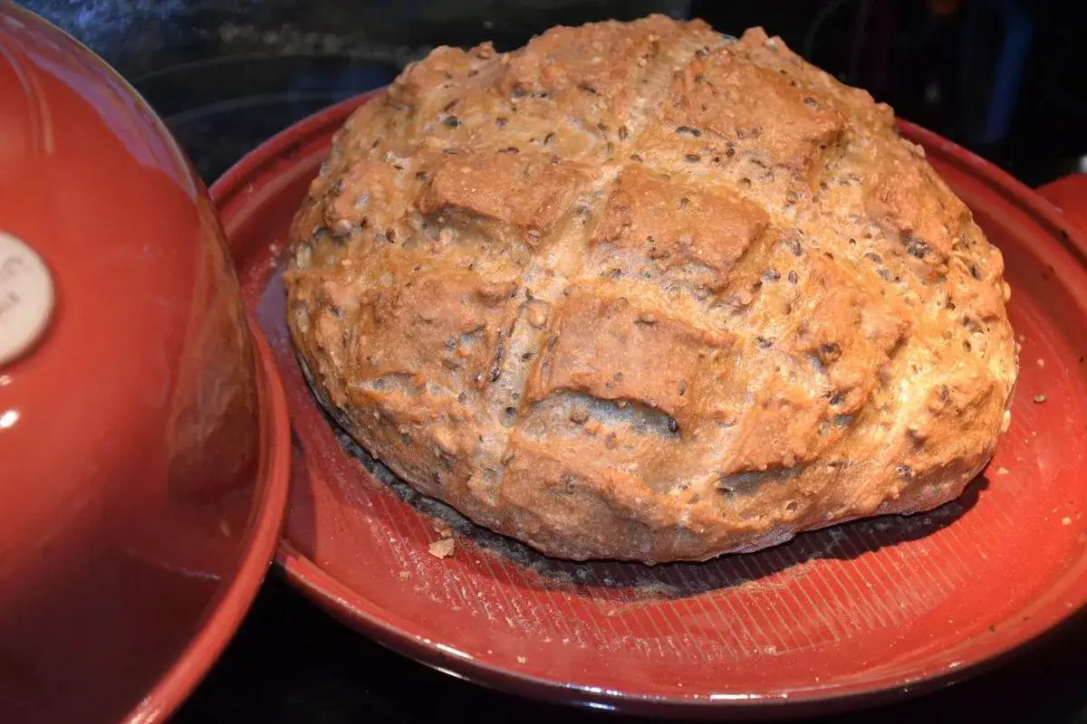 Gros pain aux céréales, tout juste sorti du four, prêt à être dégusté. Une belle réussite pour cette recette pain maison.