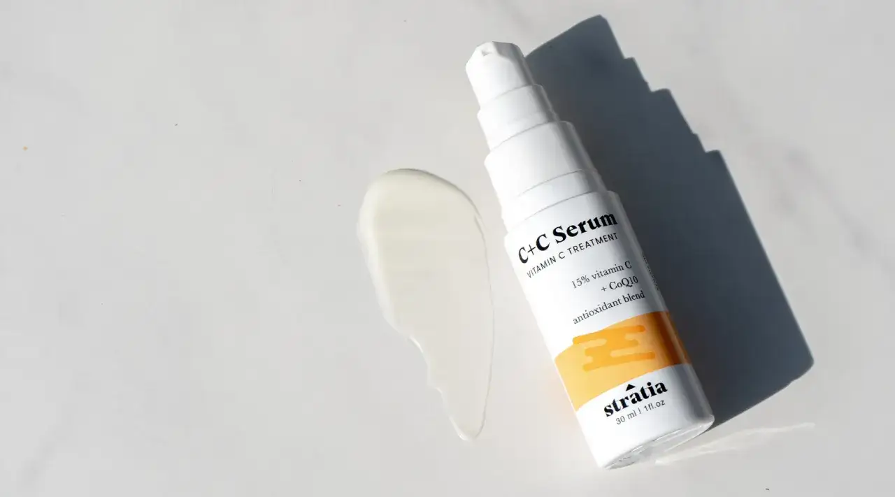 Siero C+C Stratia con vitamina C per la pelle, con una goccia di prodotto applicata su una superficie bianca.