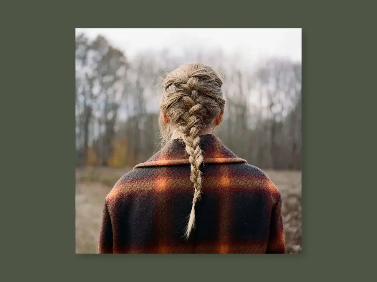Taylor Swift w kraciastym płaszczu, z warkoczem na plecach, jak w tekście piosenki 