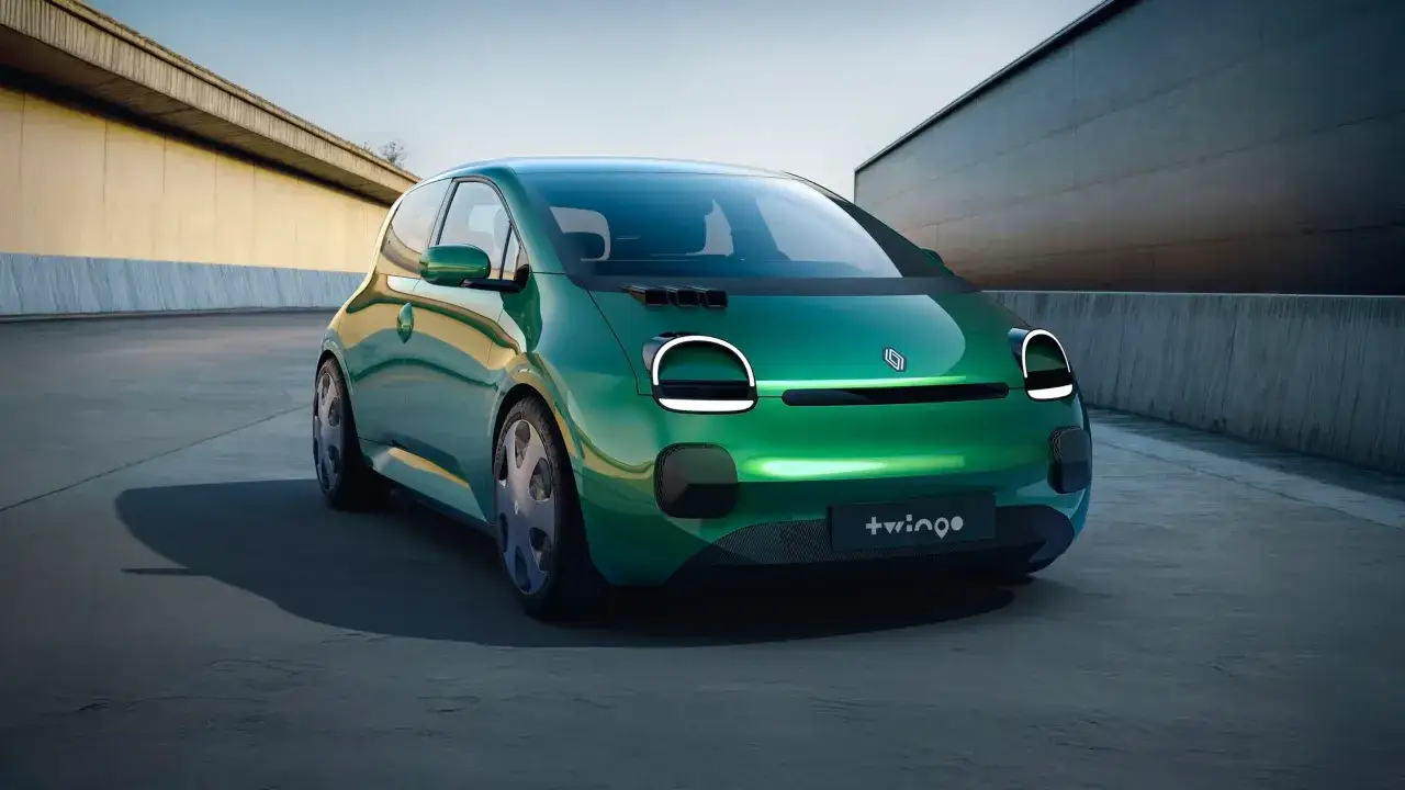 Conceptuelle Twingo 4 verte, aux phares ronds et au design futuriste, se gare sur un parking urbain.