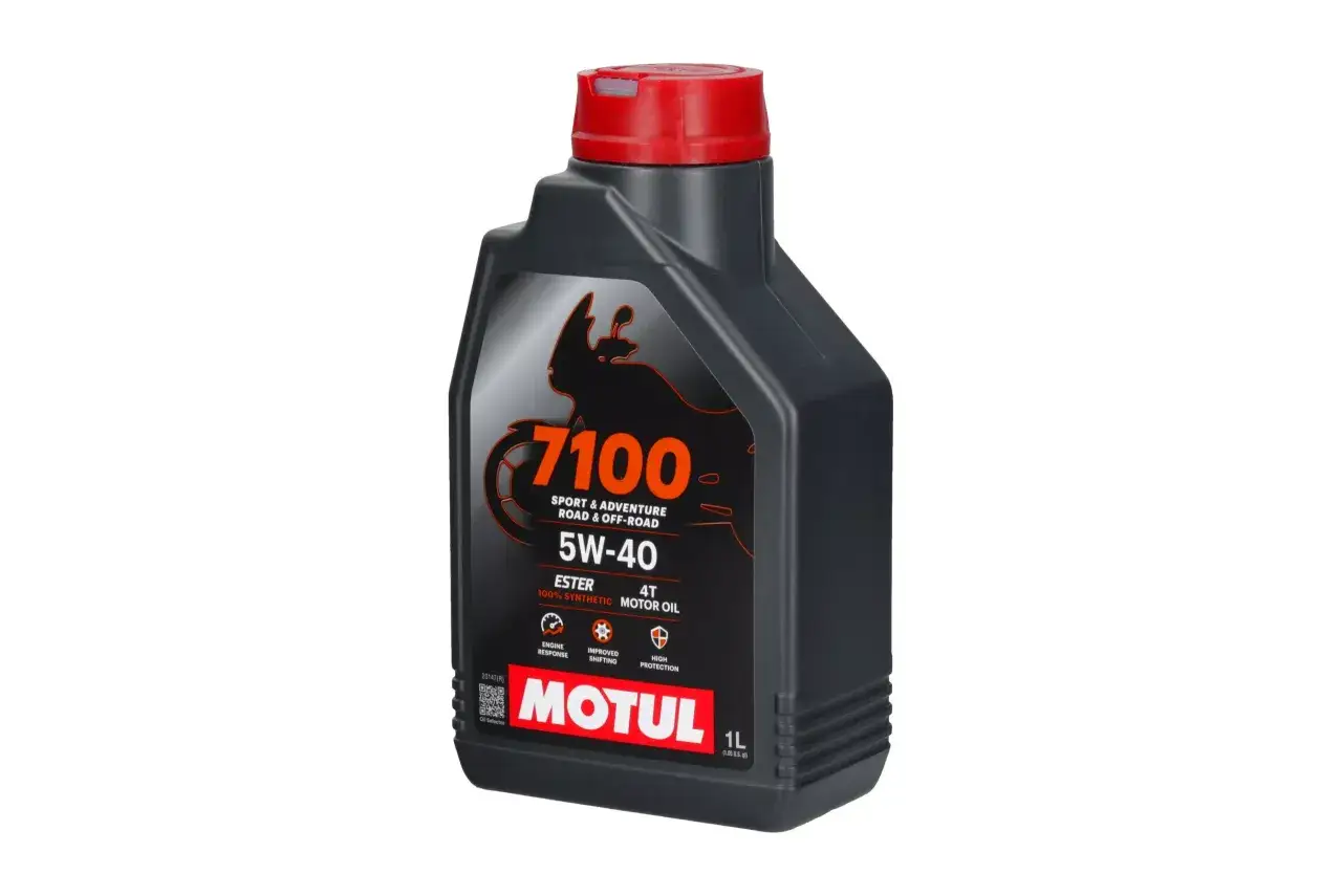 Czarny kanister oleju Motul 7100 5W-40, 100% syntetyczny, do sportowych i przygodowych motocykli. Czy Motul to dobry olej? Tak, zapewnia świetną ochronę.