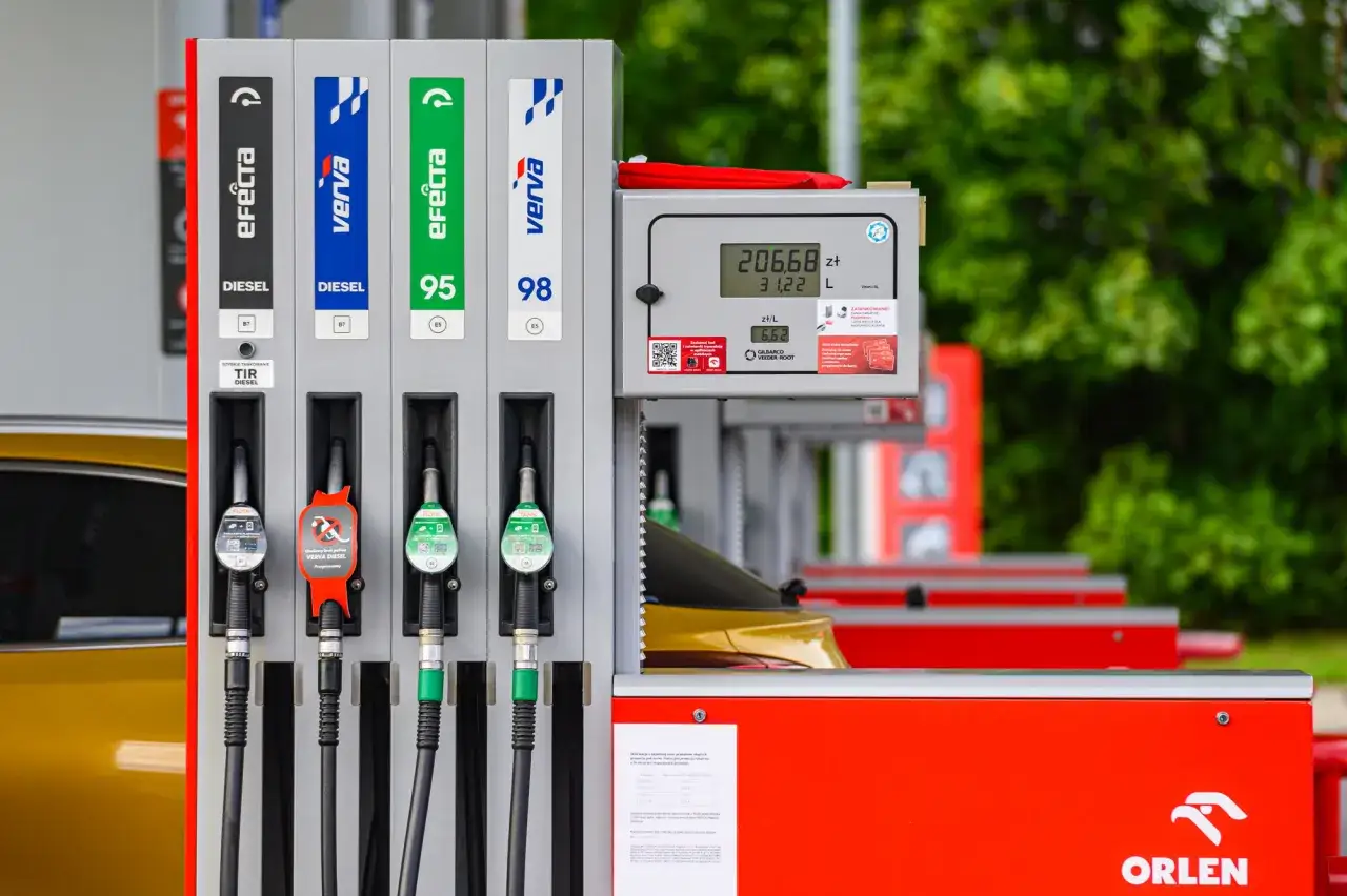 Dostępne paliwo Orlen: Diesel, Verva Diesel, 95, 98. Cyfrowy wyświetlacz pokazuje cenę i ilość zatankowanego paliwa.