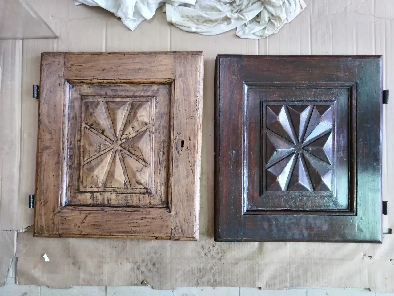 Due pannelli in legno intagliato, uno chiaro e uno scuro, mostrano la bellezza del legno pi&ugrave; costoso in Italia.