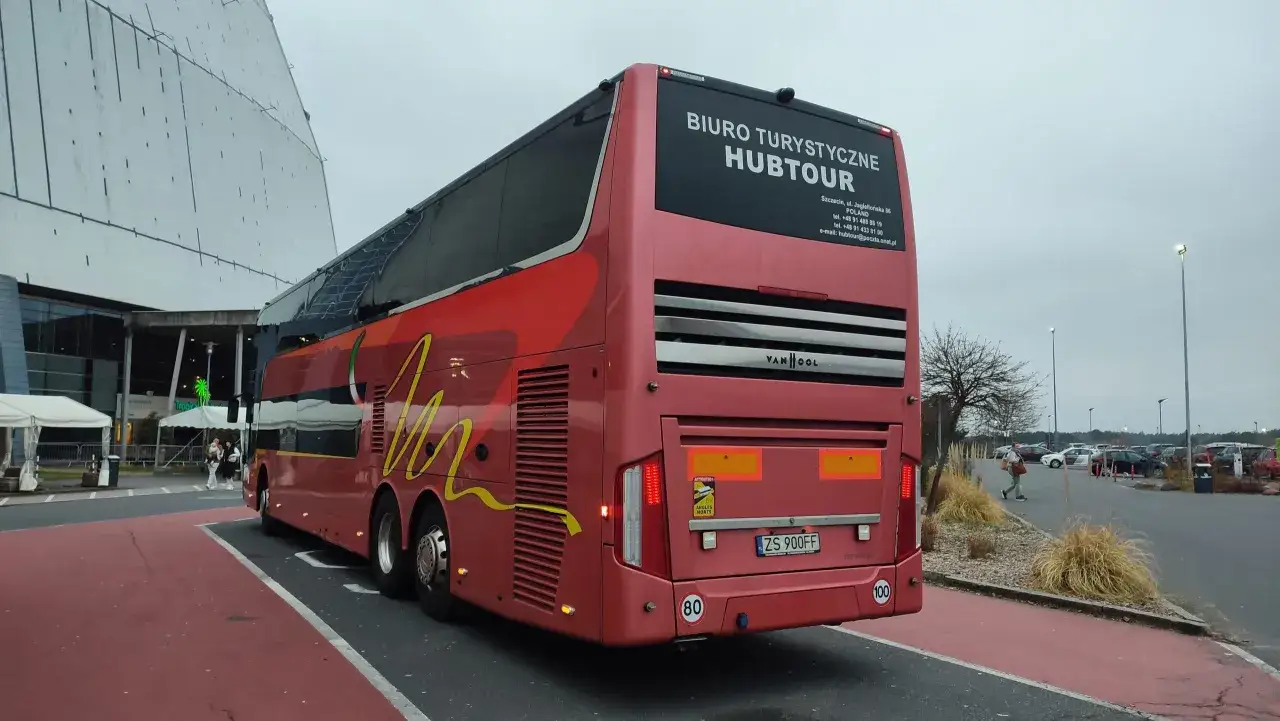 Czerwony autokar Hubtour z napisem 