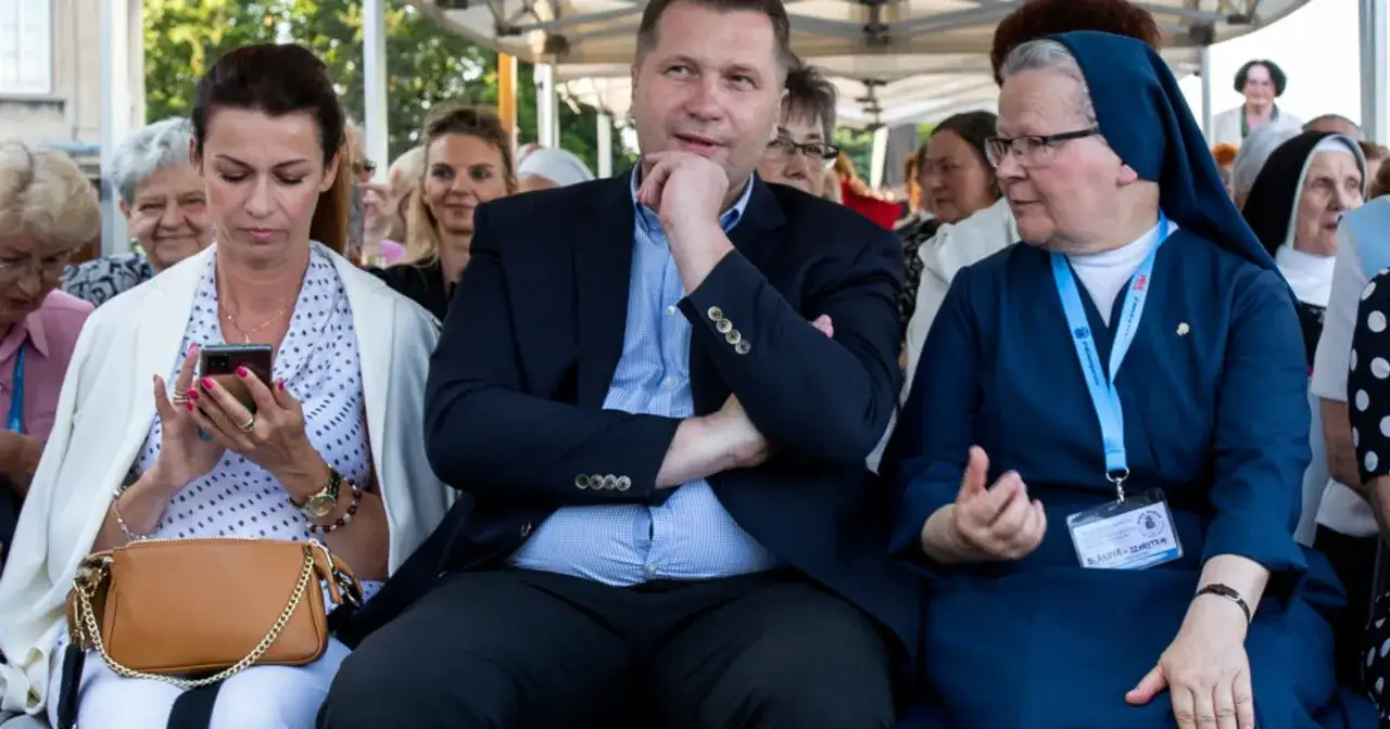 Kto jest żoną Przemysława Czarnka? Na zdjęciu widzimy polityka i kobietę w habicie, a obok nich inne osoby.